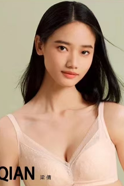 模特梁倩